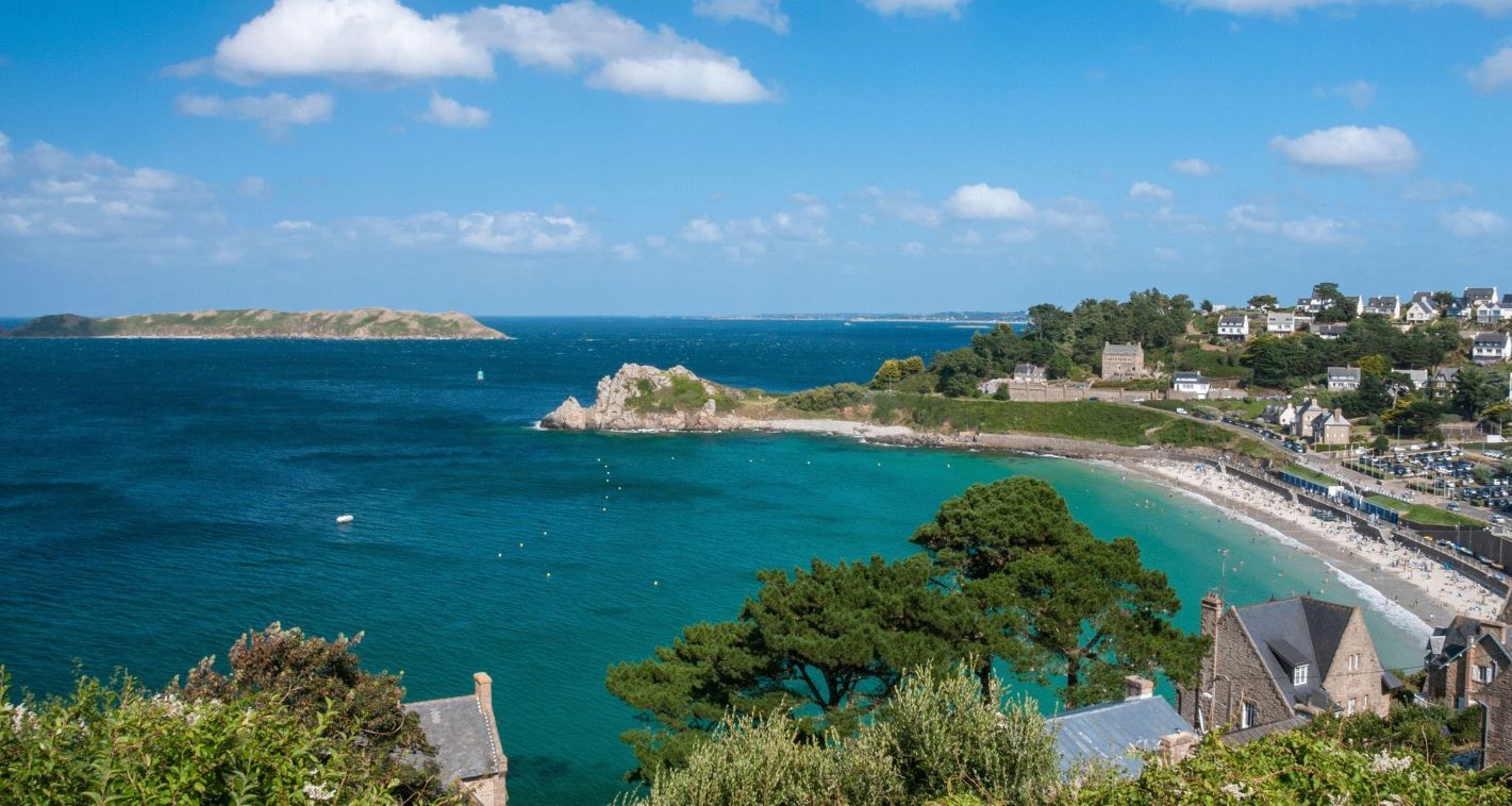 Vue de la plage de Trestrignel et des habitations à Perros-Guirec